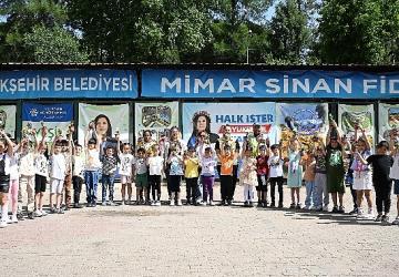 Minik öğrenciler anneleri için en güzel hediyeyi Büyükşehir Belediyesi'nin fidanlığında elleriyle dikti
