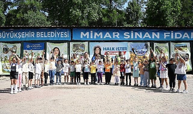 Minik öğrenciler anneleri için en güzel hediyeyi Büyükşehir Belediyesi'nin fidanlığında elleriyle dikti Minik öğrenciler anneleri için en güzel hediyeyi Büyükşehir Belediyesi'nin fidanlığında elleriyle dikti