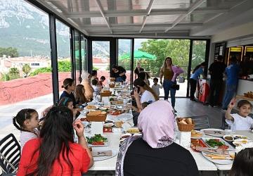 Öğretmenlerden Tepe Parkı'nda Anneler Günü etkinliği