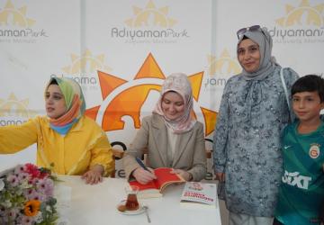 Adıyaman Park AVM’de kitap fuarı: Hatice Kübra Tongar Adıyamanlı okurlarıyla buluştu - Videolu Haber