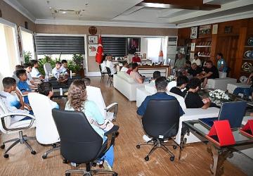 Futbolcu ve velilerden Başkan Topaloğlu'na teşekkür ziyareti