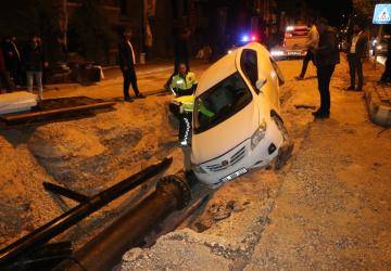 Adıyaman üçüncü çevre yolunda tehlikeli kaza: Alkollü sürücü iddiası, kapalı yola girdi, kanala uçtu - Videolu Haber
