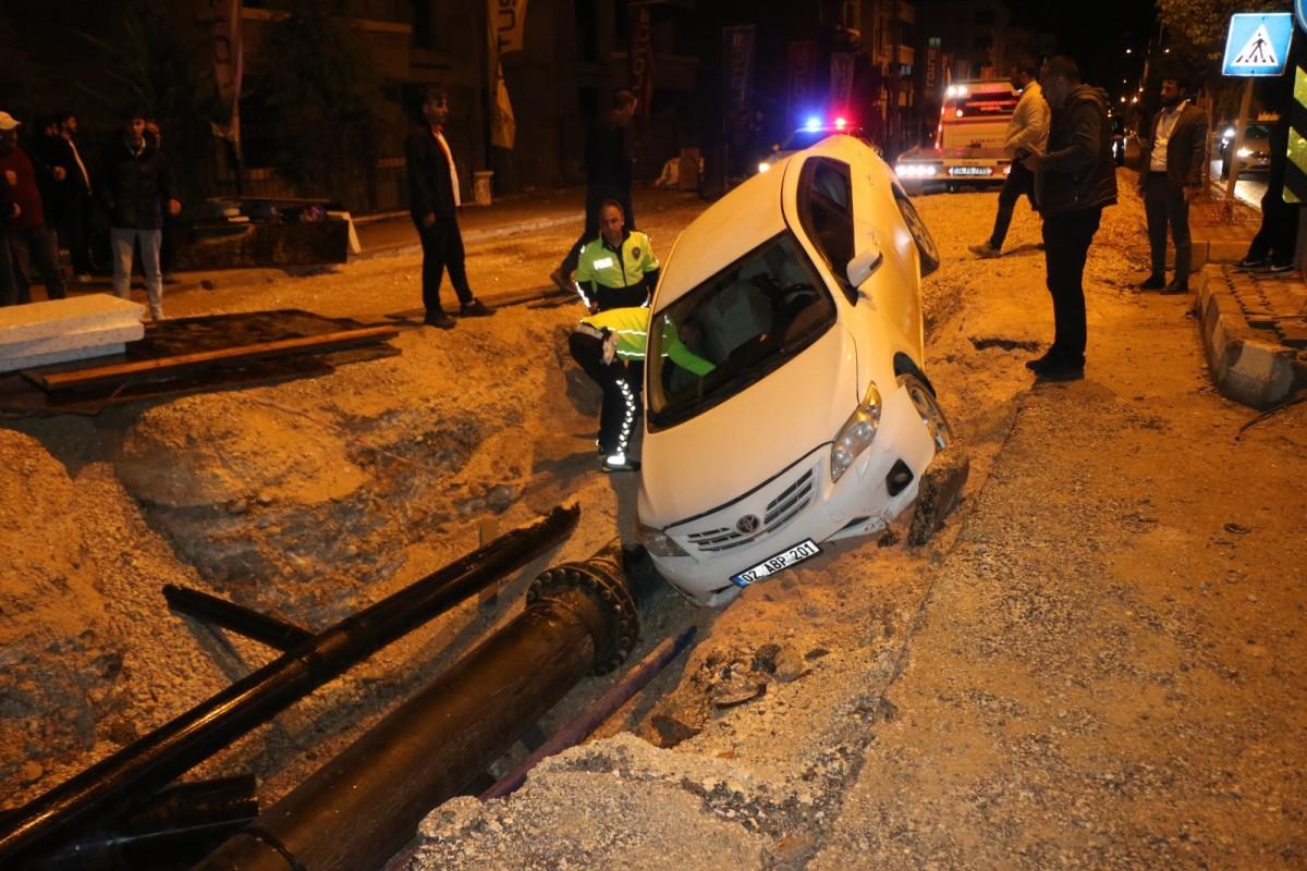 Adıyaman üçüncü çevre yolunda tehlikeli kaza: Alkollü sürücü iddiası, kapalı yola girdi, kanala uçtu - Videolu Haber Adıyaman üçüncü çevre yolunda tehlikeli kaza: Alkollü sürücü iddiası, kapalı yola girdi, kanala uçtu - Videolu Haber