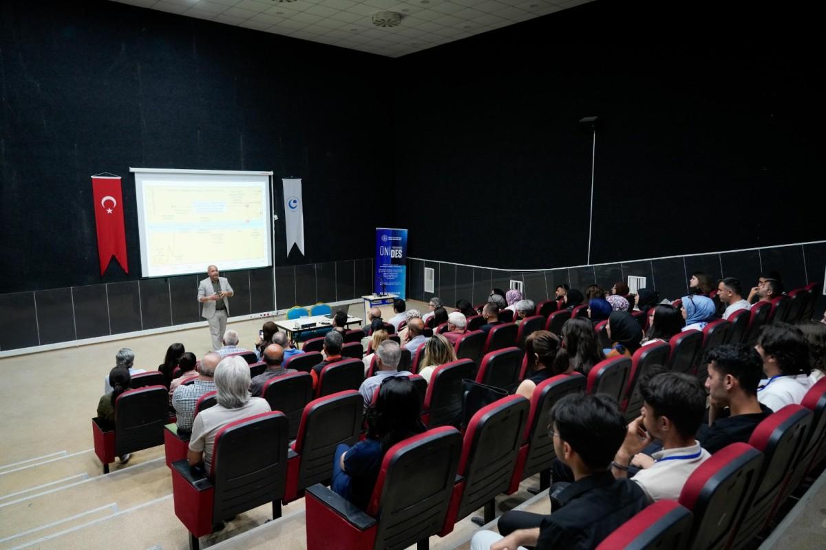 'Çayönü’nün İzinde' konferansı Adıyaman Üniversitesi’nde yoğun ilgi gördü 'Çayönü’nün İzinde' konferansı Adıyaman Üniversitesi’nde yoğun ilgi gördü