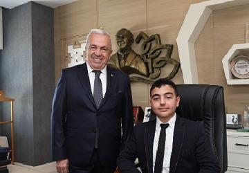 Başkan Şadi Özdemir makamını çocuklara devretti