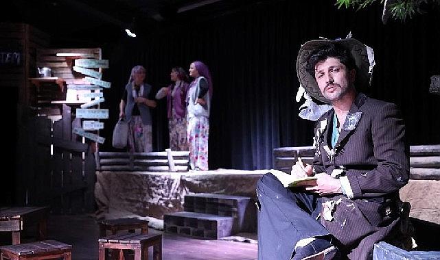 'Komşu Köyün Delisi' Tiyatro Gösterisinin Galası Yapıldı 'Komşu Köyün Delisi' Tiyatro Gösterisinin Galası Yapıldı