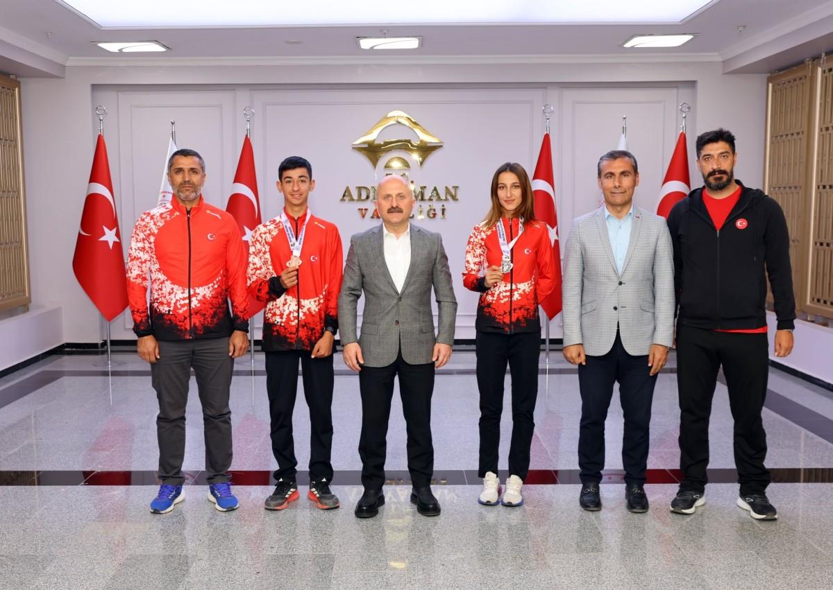 Vali Varol, Balkan şampiyonlarını ödüllendirdi Vali Varol, Balkan şampiyonlarını ödüllendirdi