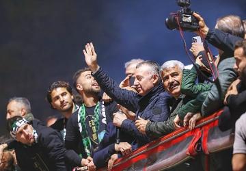 Büyükakın'a taraftardan büyük sevgi gösterisi
