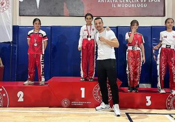 Belediye kick boks sporcularından büyük başarı