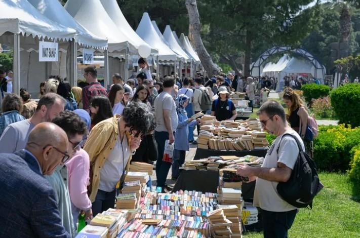 Hafta Sonu İZKİTAP’a Kitapseverlerden Yoğun İlgi Hafta Sonu İZKİTAP’a Kitapseverlerden Yoğun İlgi