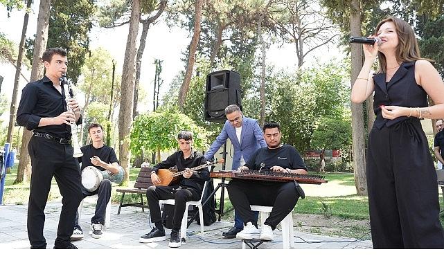 İzmir'de Kitap Coşkusu: Küçük Eller Sahneye Çıktı