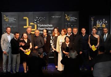 Şehir Tiyatroları “Yenilmez" Oyunuyla Frankfurt Seyircisiyle Buluştu