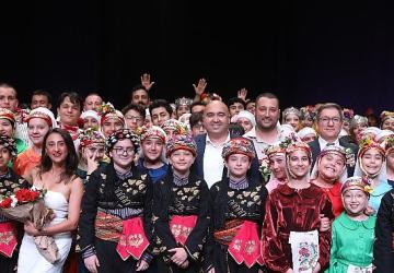 220 dansçı Kuşak ile hem duyguları hem figürleri sahneye taşıdı