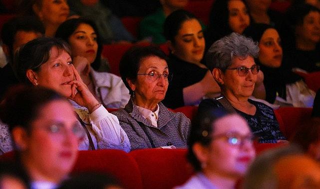 Aktif Yaşlı Merkezi tiyatrocuları sahnede parladı