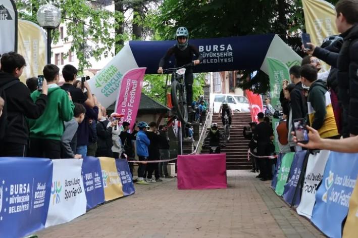 Bursa'da Adrenalin Dolu 'Urban Downhill' Yarışı Büyük Beğeni Topladı! Bursa'da Adrenalin Dolu 'Urban Downhill' Yarışı Büyük Beğeni Topladı!