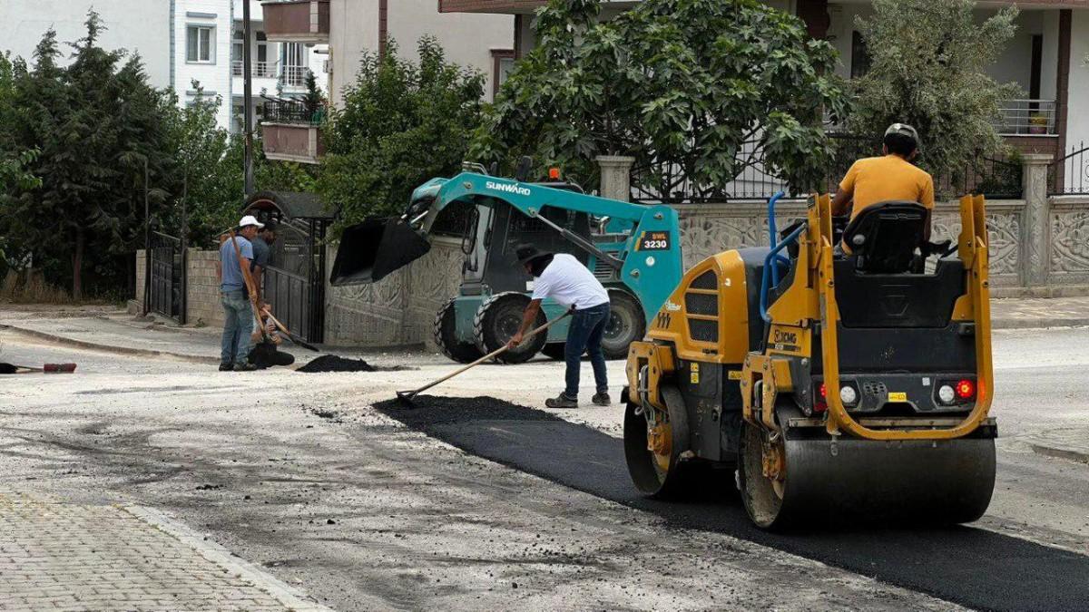Adıyaman Belediyesi 8 mahallede yama ve dolgu çalışmalarını sürdürüyor - Videolu Haber Adıyaman Belediyesi 8 mahallede yama ve dolgu çalışmalarını sürdürüyor - Videolu Haber