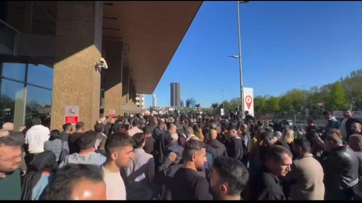 Mehmet Metiner, Sırrı Süreyya Önder’in vefat ettiği hastane önünde yuhalandı - Videolu Haber Mehmet Metiner, Sırrı Süreyya Önder’in vefat ettiği hastane önünde yuhalandı - Videolu Haber