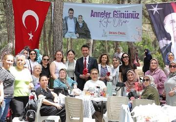 Bayraklı'da Anneler Günü Kutlaması
