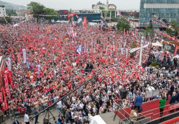 ‘Millet İradesine Sahip Çıkıyor’ mitingi Bursa: Özgür Özel’den sığınmacı mesajı ve demokrasi çağrısı