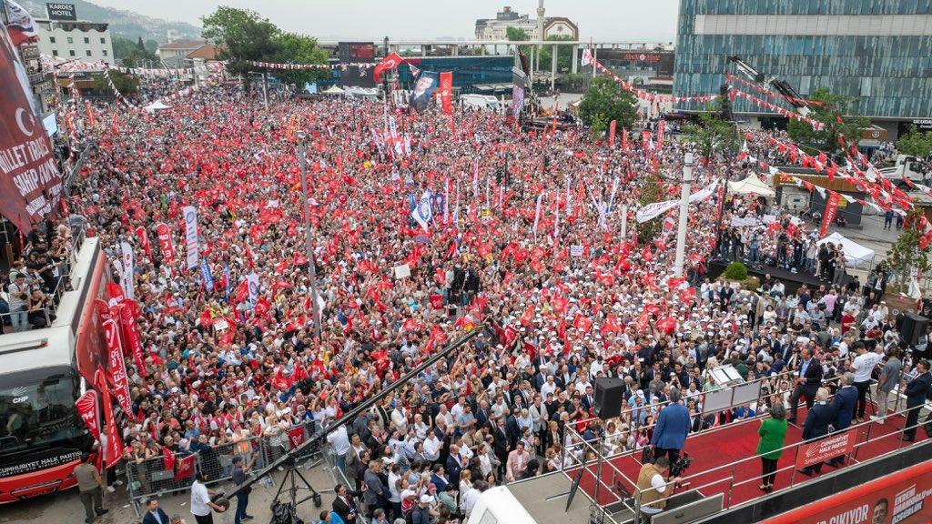 ‘Millet İradesine Sahip Çıkıyor’ mitingi Bursa: Özgür Özel’den sığınmacı mesajı ve demokrasi çağrısı ‘Millet İradesine Sahip Çıkıyor’ mitingi Bursa: Özgür Özel’den sığınmacı mesajı ve demokrasi çağrısı
