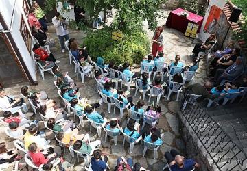 Yazar Karamuti Misi Yazıevi'nde öğrencilerle söyleşi yaptı