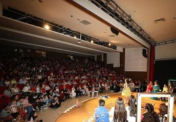 Menderes Belediyesi Çocuk Tiyatrosu Sahnede