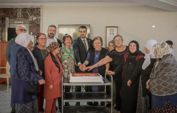 Keçiören'de huzurevi sakinlerine sürpriz ziyaret Keçiören'de huzurevi sakinlerine sürpriz ziyaret