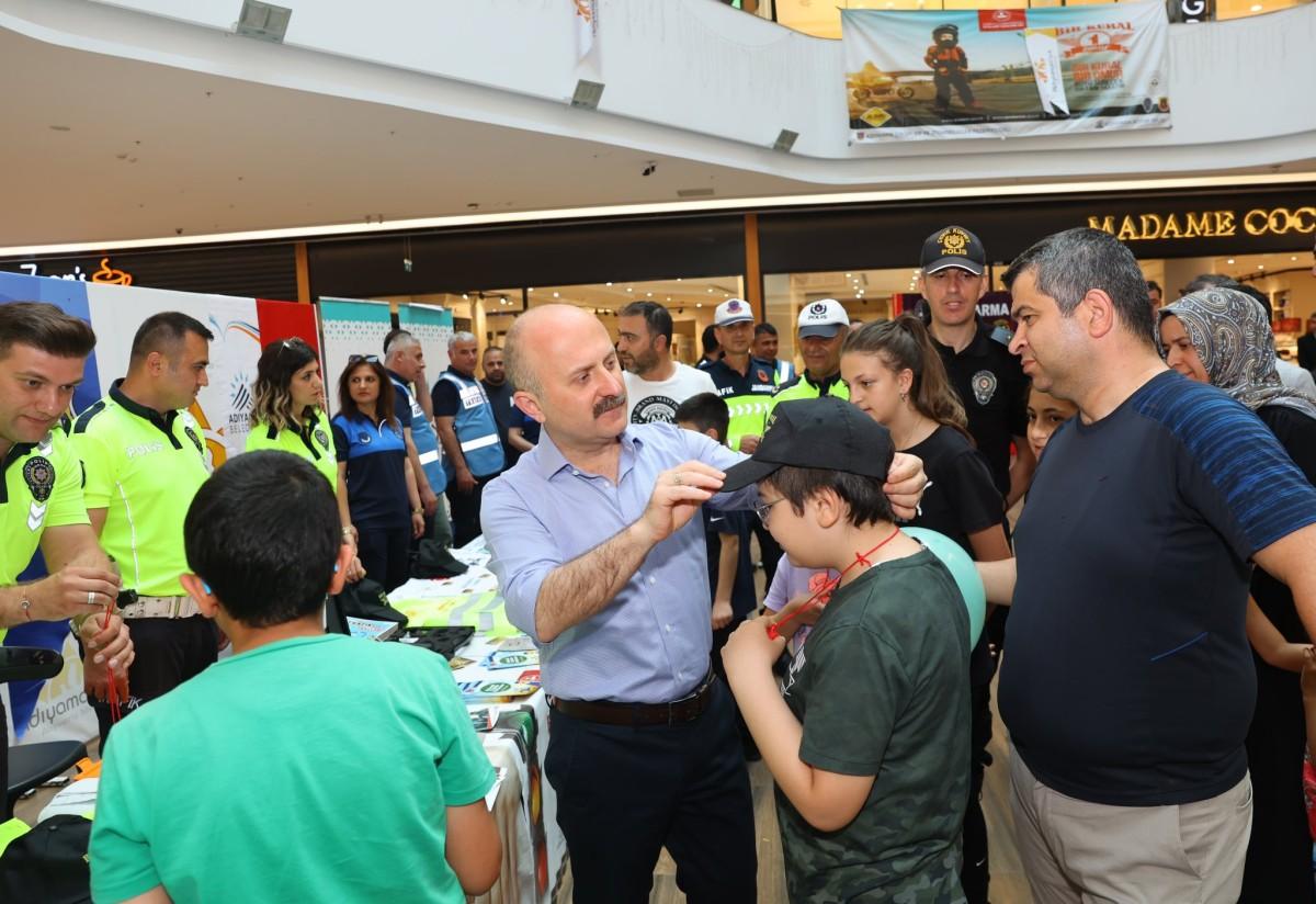 Vali Varol, trafik araçları ile uygulamalarda kullanılan ekipmanlar inceledi Vali Varol, trafik araçları ile uygulamalarda kullanılan ekipmanlar inceledi