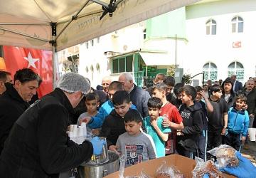 Başkan Aydın'dan vatandaşlara çorba ikramı