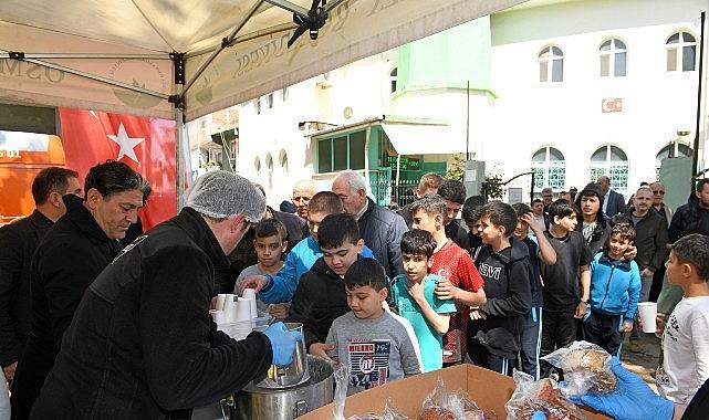 Başkan Aydın'dan vatandaşlara çorba ikramı Başkan Aydın'dan vatandaşlara çorba ikramı
