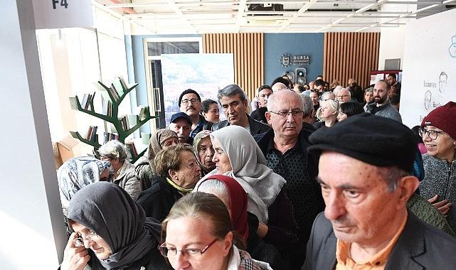 Kitapseverler Osmangazi Belediyesi'nin standında kuyruklar oluşturdu