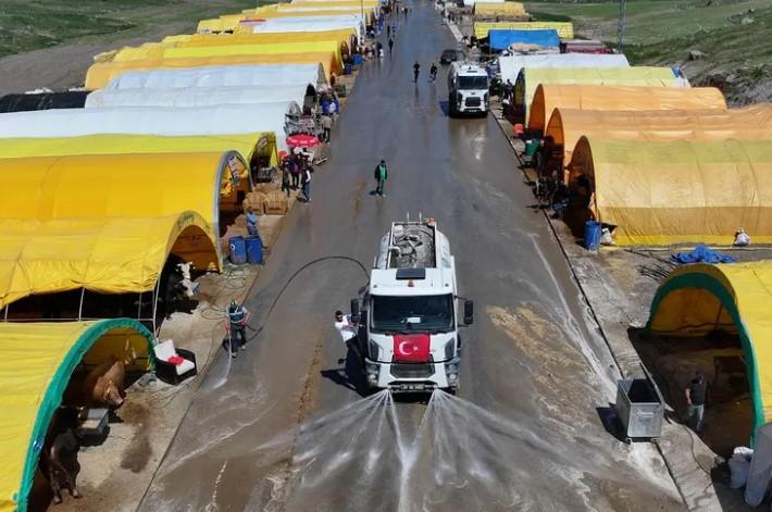 Keçiören’de Kurban Pazarı İçin Günlük Temizlik ve İlaçlama Seferberliği Keçiören’de Kurban Pazarı İçin Günlük Temizlik ve İlaçlama Seferberliği