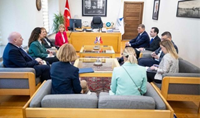 Birleşik Krallık Büyükelçisi'nden Başkan Tugay'a ziyaret Birleşik Krallık Büyükelçisi'nden Başkan Tugay'a ziyaret