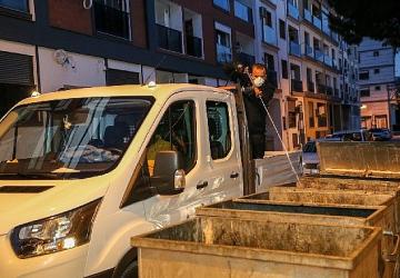 Karşıyaka'da ilaçlama ekiplerinden akşam mesaisi