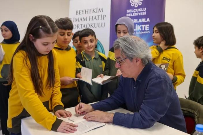 Yazarlar Genç Okurlarla Buluşuyor Yazarlar Genç Okurlarla Buluşuyor
