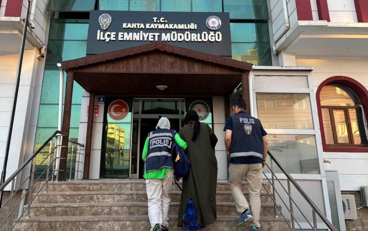 Kahta’da 35 yıl hapis cezasıyla aranan firari yakalandı Kahta’da 35 yıl hapis cezasıyla aranan firari yakalandı
