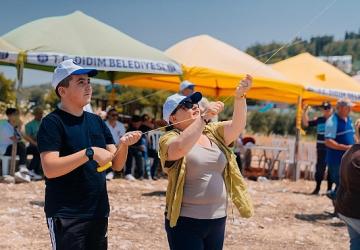 Akköy'de Rengarenk Uçurtmalar Gökyüzünü Süsledi