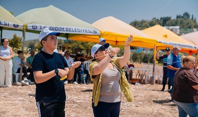 Akköy'de Rengarenk Uçurtmalar Gökyüzünü Süsledi