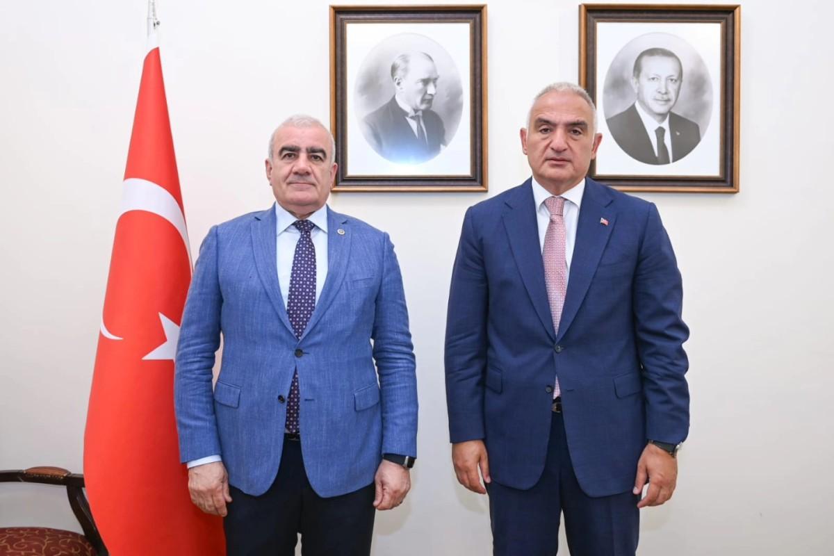 Milletvekili Özhan’dan Bakan Ersoy’a ziyaret Milletvekili Özhan’dan Bakan Ersoy’a ziyaret