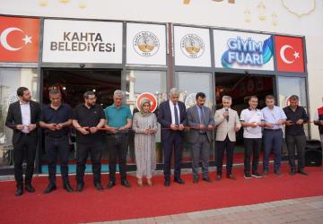 Kahta Belediyesi’nden yerel ekonomiye destek: Giyim fuarı açıldı