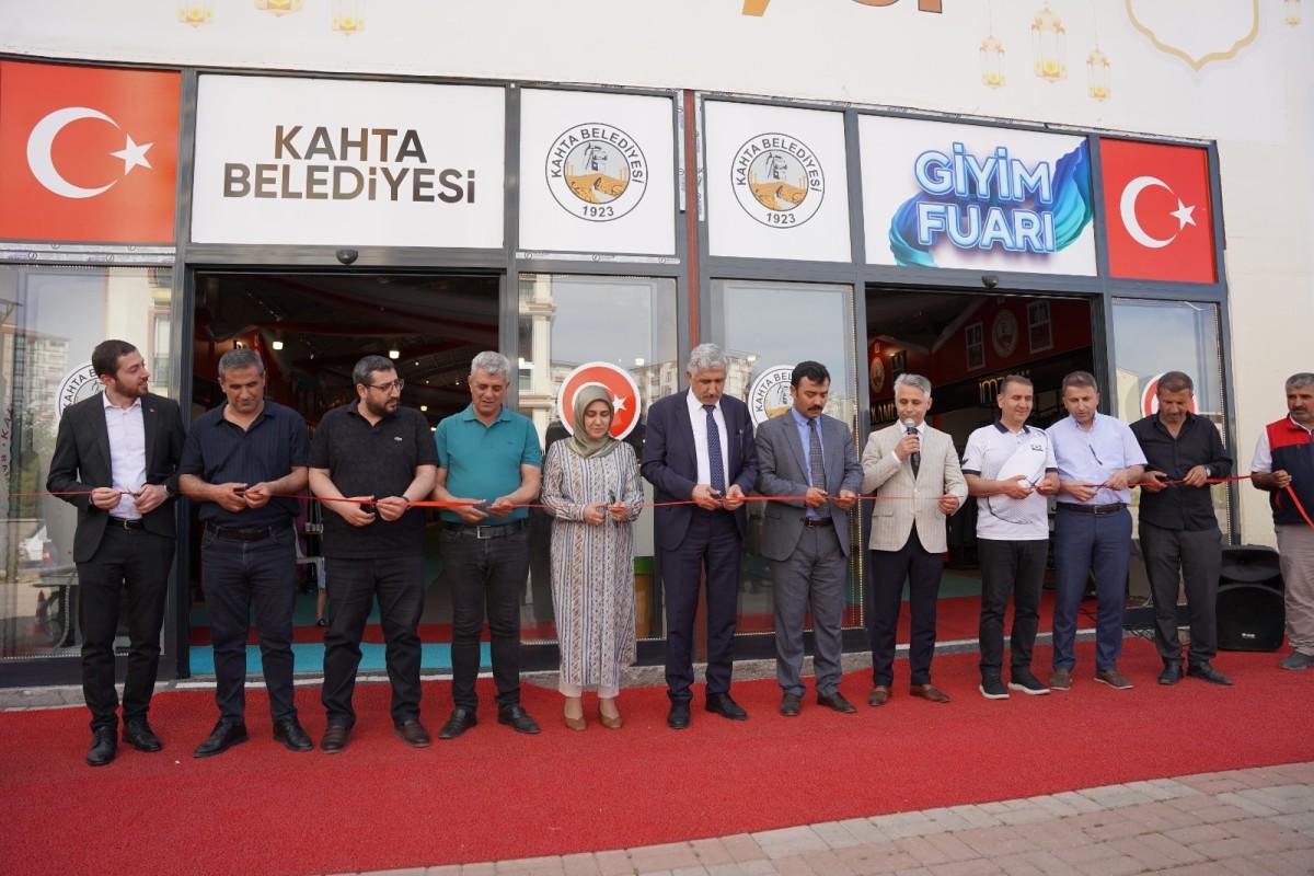 Kahta Belediyesi’nden yerel ekonomiye destek: Giyim fuarı açıldı
