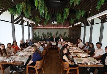 Başkan Alper Taban Stajyer Öğrencilerle Veda Sofrasında Buluştu