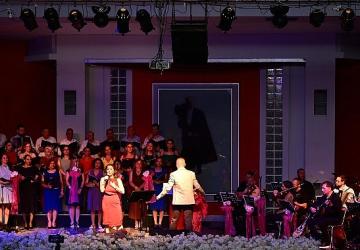 “Türkü Gibi Şarkılar" Ayakta Alkışlandı