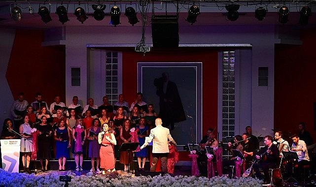 “Türkü Gibi Şarkılar" Ayakta Alkışlandı