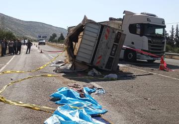 Adıyaman'da kamyonet ile otomobil çarpıştı: 1 ölü, 5 yaralı - Videolu Haber