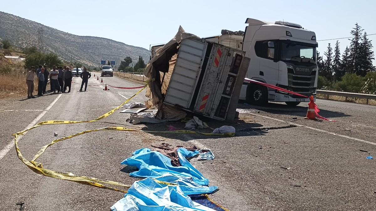 Adıyaman'da kamyonet ile otomobil çarpıştı: 1 ölü, 5 yaralı - Videolu Haber Adıyaman'da kamyonet ile otomobil çarpıştı: 1 ölü, 5 yaralı - Videolu Haber