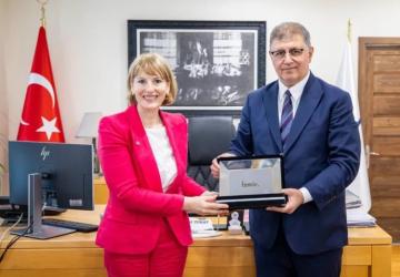 İzmir’de Diplomatik Buluşma: Başkan Tugay, İngiltere Büyükelçisi Morris’i Ağırladı