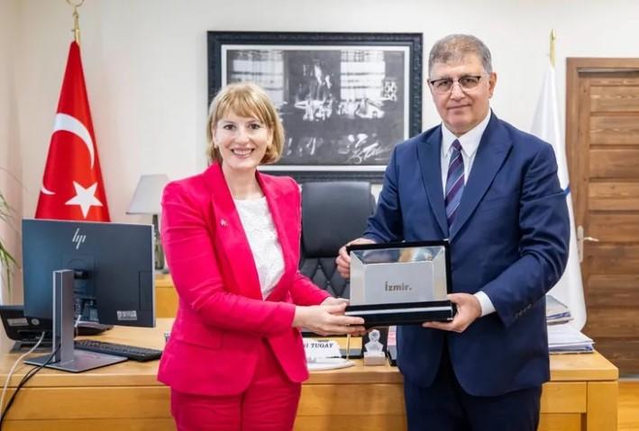İzmir’de Diplomatik Buluşma: Başkan Tugay, İngiltere Büyükelçisi Morris’i Ağırladı İzmir’de Diplomatik Buluşma: Başkan Tugay, İngiltere Büyükelçisi Morris’i Ağırladı