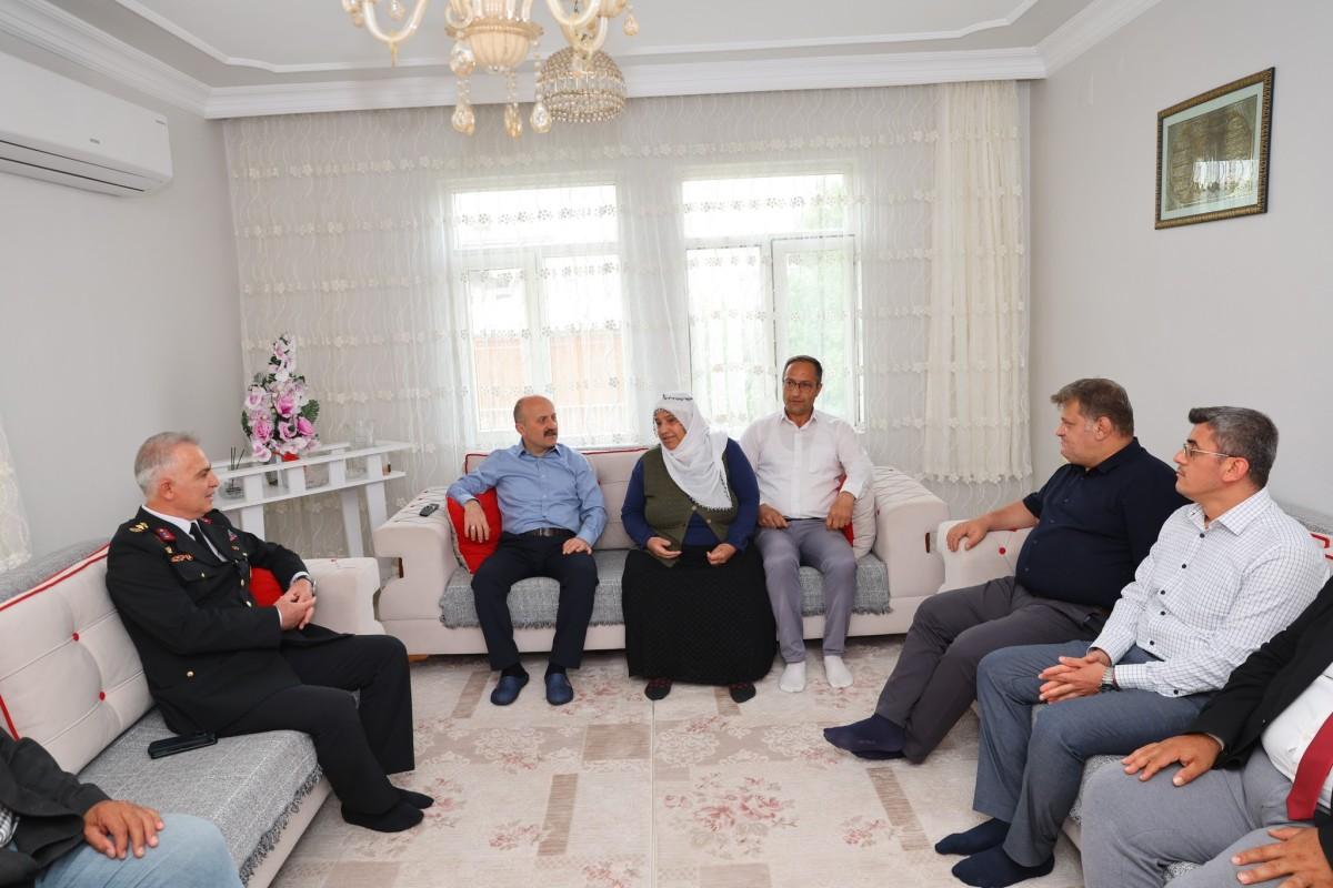 Vali Varol, şehit annesini ziyaret ederek Anneler Gününü kutladı Vali Varol, şehit annesini ziyaret ederek Anneler Gününü kutladı