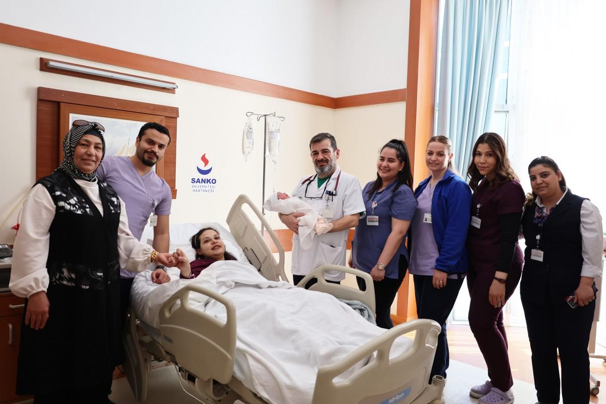 Kanseri yendi, sağlıklı bir bebek dünyaya getirdi Kanseri yendi, sağlıklı bir bebek dünyaya getirdi
